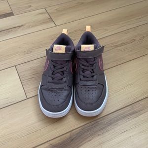 Girls velcro Nike tennis shoes